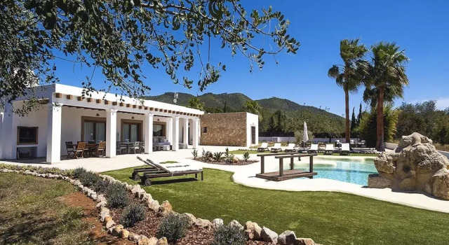 Вилла Spacious Villa With Games Area