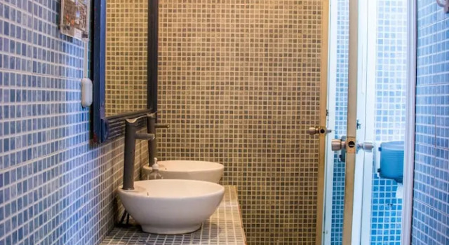 Кровать в общем номере с красивым видом из окна Enjoy Playa Hostel