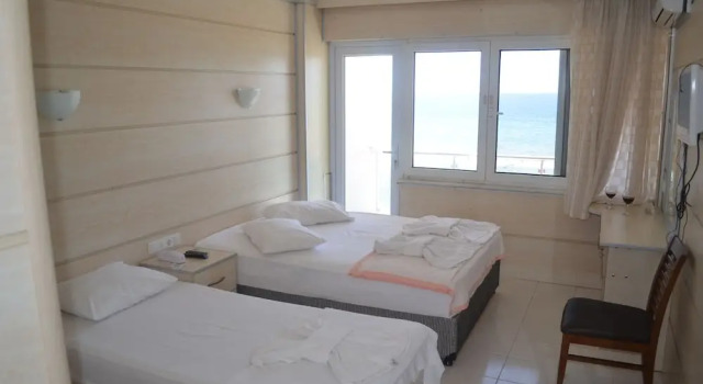 Трёхместный номер Standard с балконом и с видом на море Yasmin Hotel