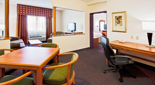 Люкс c 1 комнатой Holiday Inn Express and Suites Fort Lauderdale Airport West by IHG