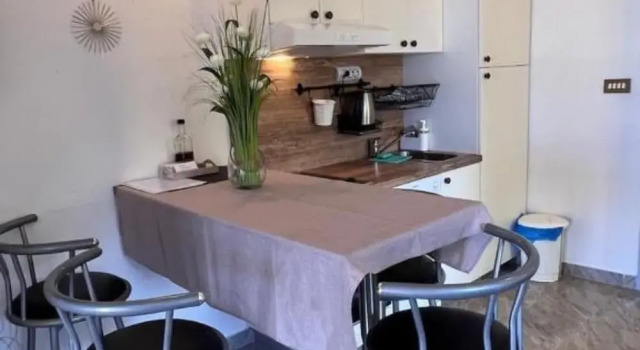 Апартаменты c 1 комнатой с балконом и с видом на море Apartments Valentinovo