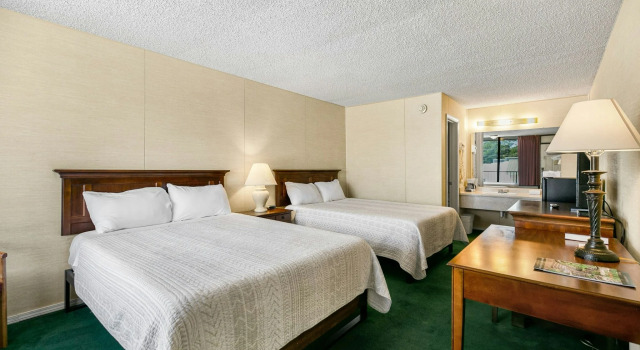 Candlewick Inn and Suites, Забронировать Отель Отели Юрика-Спрингса с парковкой, рядом с Музыкальный театр Ozark Mountain Hoe-Down, Парковка