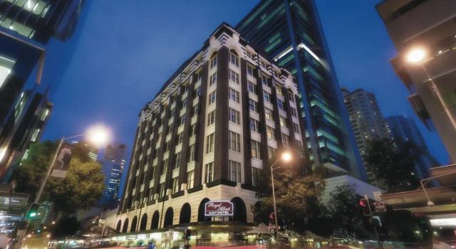 Кровать в общем номере Мансарда Royal Albert Hotel