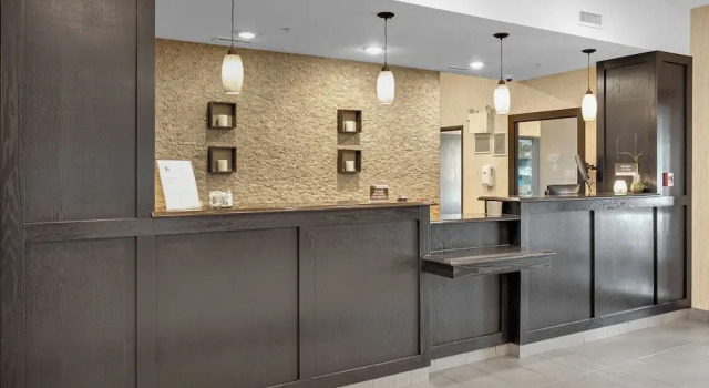 Duvernay Inn & Suites, Boek Hotel Hotels in Fox Creek met parkeren, Parkeren