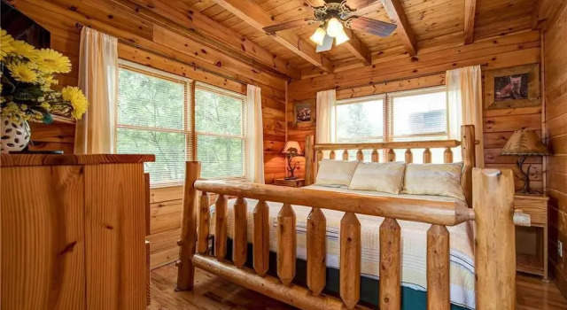 Mountain Seduction 2 Bedroom Mountain View Home with Hot Tub