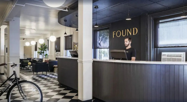 Boston Fenway Inn by Found, Забронировать Отель Отели Бостона с парковкой, рядом с Asa Phillip Randolph Memorial, Парковка