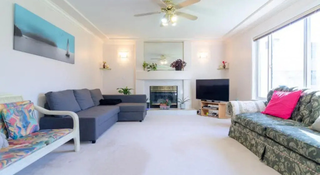 Great Guest Suite in a Gorgeous House, Забронировать Гостевой дом Нью-Уэстминстер Lower Mainland British Columbia