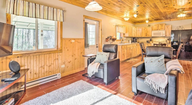 Penrose Home w/ Covered Deck + Fire Pit!, Prenota Casa vacanze Penrose Carolina del Nord