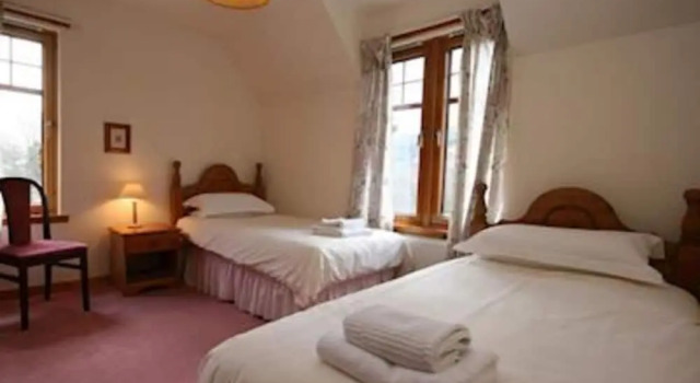 Stunning 4-bed Cottage S/C, Забронировать Дом для отпуска Отели Glasgow & The Clyde Valley с парковкой, Парковка