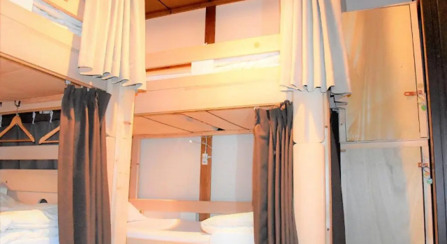 Кровать в общем номере Guest House Oumi