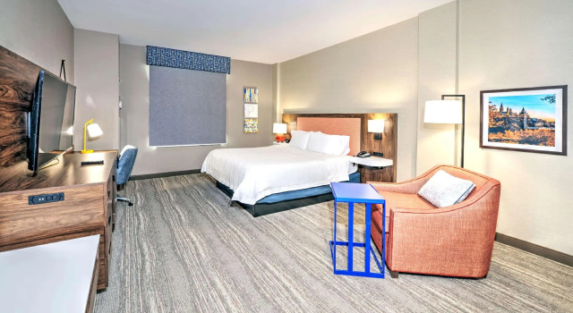 Двухместный люкс Hampton Inn by Hilton Ottawa Airport