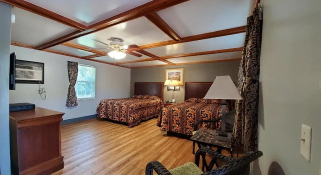 Четырёхместный номер Standard High Springs Country Inn