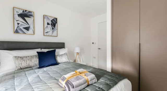 Luxury 1 Bed Apartment in Olympia Kensington