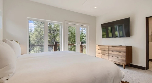High-end Finishes, Private Hot Tub, Platinum Playcation, New Listing! 4 Bedroom Home by Redawning, Rezerwuj Hotel Hotele w Vail Ski z parkingiem, Parking