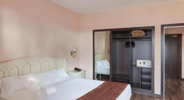 Четырёхместный номер Standard с балконом Hotel Roger de Flor by Seleqtta