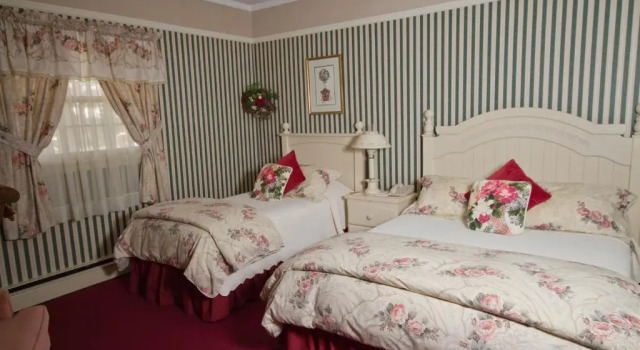 Трёхместный номер Standard Victoria's Historic Inn