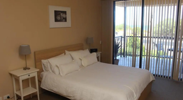 Коттедж The Lighthouse - Beachfront Accommodation