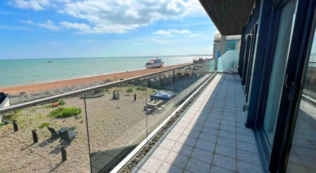 Апартаменты Beachfront Penthouse 4 Bedroom in Hythe
