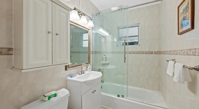 Апартаменты Comfy BNB w/ King Bed + Work/Travel + Beach 8 Min