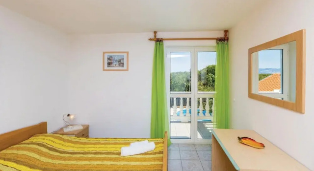 Amazing Home in Poljica With Wifi and 4 Bedrooms, Varaa Hotelli Hotellit Kvarner Islands uima-altaalla, Uima-allas