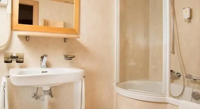 Двухместный номер Economy с балконом и с видом на город Hotel Suisse