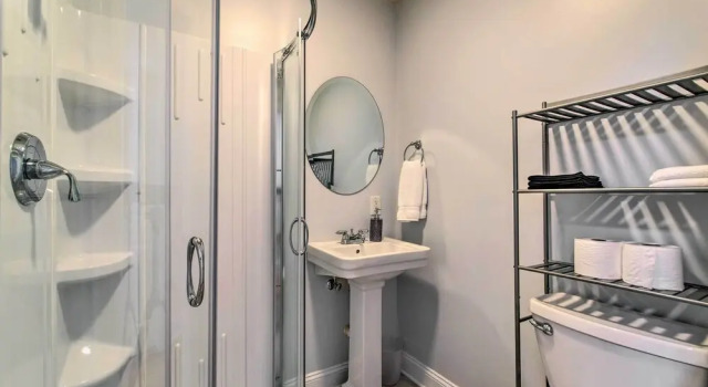 Stylish Wilmington Home, 2 Mi to Riverwalk!, Забронировать Отель Отели Уилмингтон 3 звезды, рядом с Кладбище Окдейл в Уилмингтоне, 3*