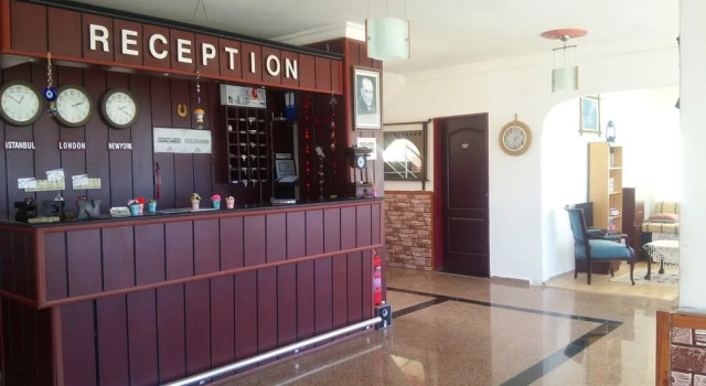 Deniz Otel, Rezerwuj Hotel Hotele w Karaburun z parkingiem, Parking
