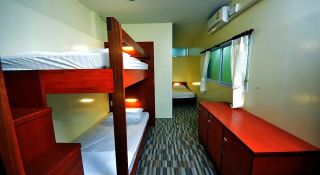 Кровать в общем номере с балконом Phangan Barsay Hostel