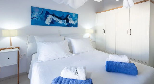 Люкс c 1 комнатой с балконом и с видом на сад Sun n Chill, Boutique Apartments & Beach Villa