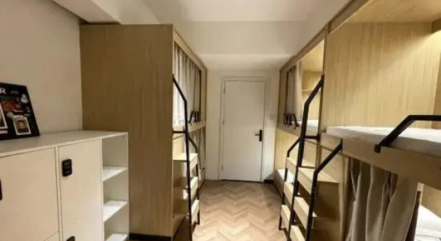 Seng i sovesal (sovesal til mænd) med altan Youmao Hostel