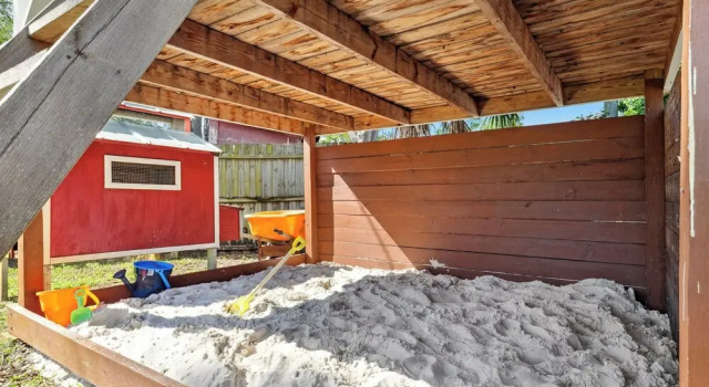 Sleek Home w/ Hot Tub, Koi Pond & Yard in Seminole, Book Feriehus Hoteller i Seminole med parkering, Parkering