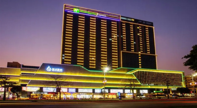 Полулюкс Holiday Inn Express Jiangmen Jianghai by IHG