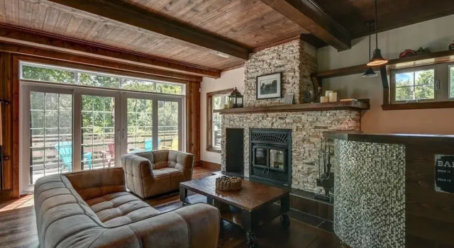 Chalet Phoenix, Buchen Sie Chalet Hotels in Québec mit Parkplatz, Parkplätze