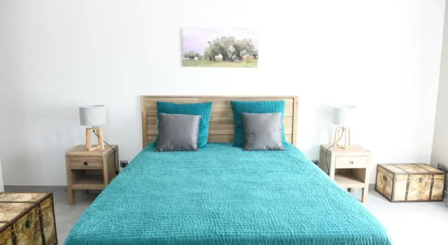Charme Provençal, Rezerwuj Bed and Breakfast Hotele w Senas z parkingiem, Parking