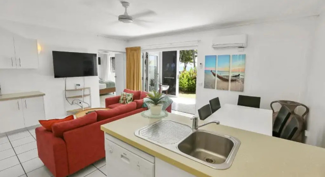 Апартаменты с 2 комнатами рядом с пляжем Agincourt Beachfront Apartments