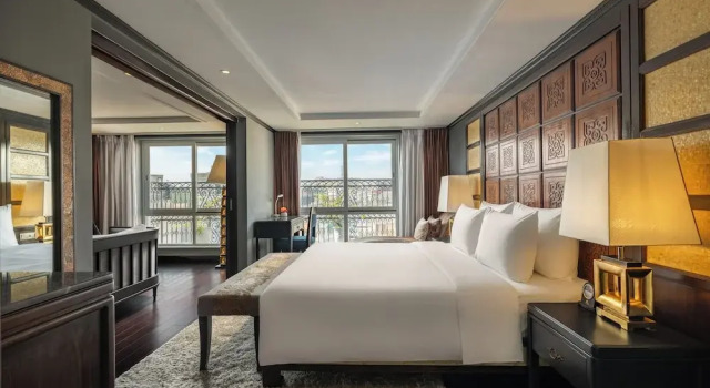 Люкс с балконом и с видом на город Hanoi Solis Hotel