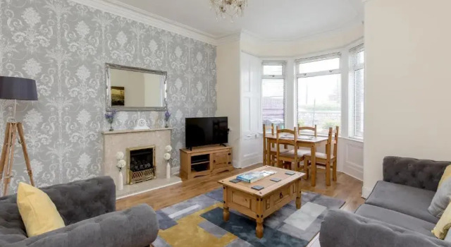 414 Spacious 1 bedroom ground floor apartment near Leith with sofa bed in living room, Prenota Appartamento Hotel a Midlothian con parcheggio, Parcheggio