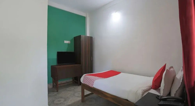 OYO 7476 Braganza Guest House, Prenota Affittacamere Baga 