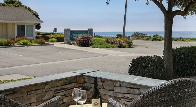 Четырёхместный номер Deluxe с частичным видом на океан Fireside Inn on Moonstone Beach