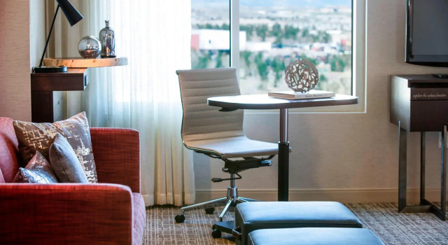 Четырёхместный люкс c 1 комнатой Renaissance Boulder Flatiron Hotel