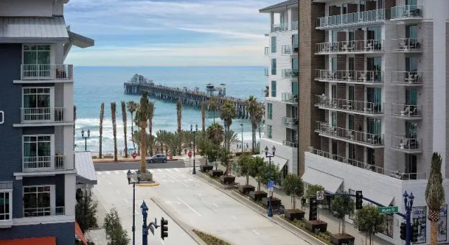 Четырёхместный номер Standard с балконом SpringHill Suites by Marriott Oceanside Beach