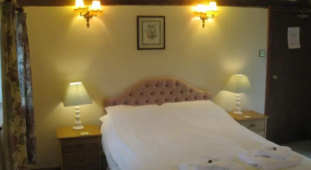 Апартаменты The Red Lion Hotel