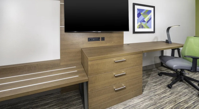 Run of House Holiday Inn Express & Suites - Fort Myers Airport by IHG