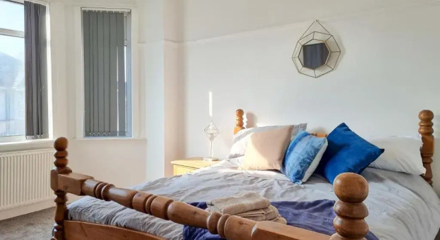 Коттедж Stylish King Bed Suite - Family/ Contractor