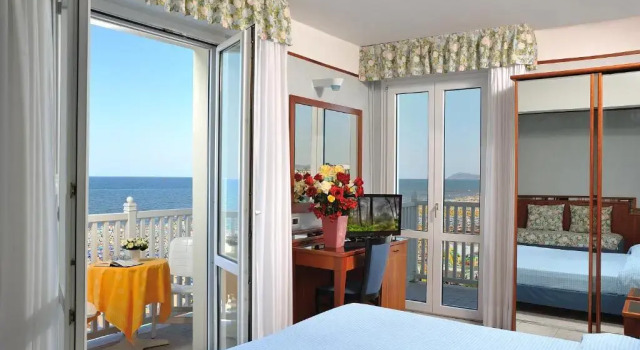 Трёхместный номер Standard с видом на море Hotel de France