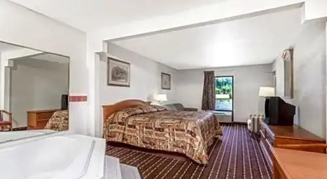 Четырёхместный люкс Brentwood Inn & Suites