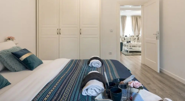 Апартаменты Modern 2bdr Loft in Old Town - Best Location
