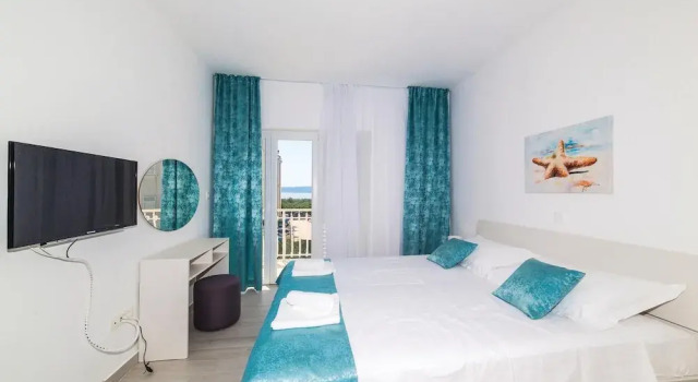 Awesome Home in Kastel Stafilic With Sauna, Wifi and 5 Bedrooms, Book Hotel Kastel Stafilic Kaštela