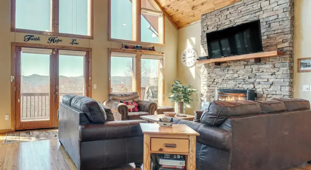 Pool, Hot Tub & Mountain Views: Cleveland Cabin, Prenota Hotel Sautee Nacoochee Georgia