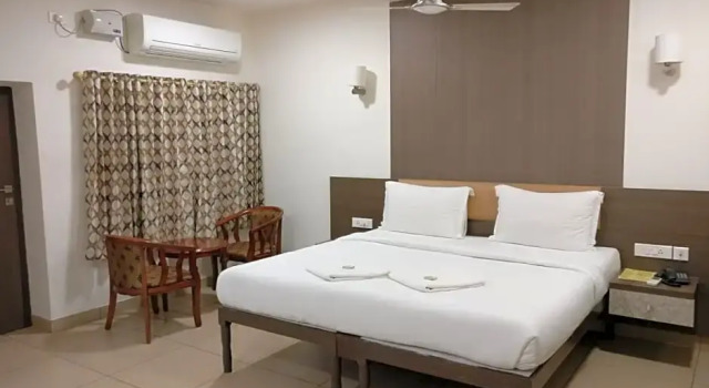 Двухместный номер Deluxe с балконом Hotel Sownthariyam